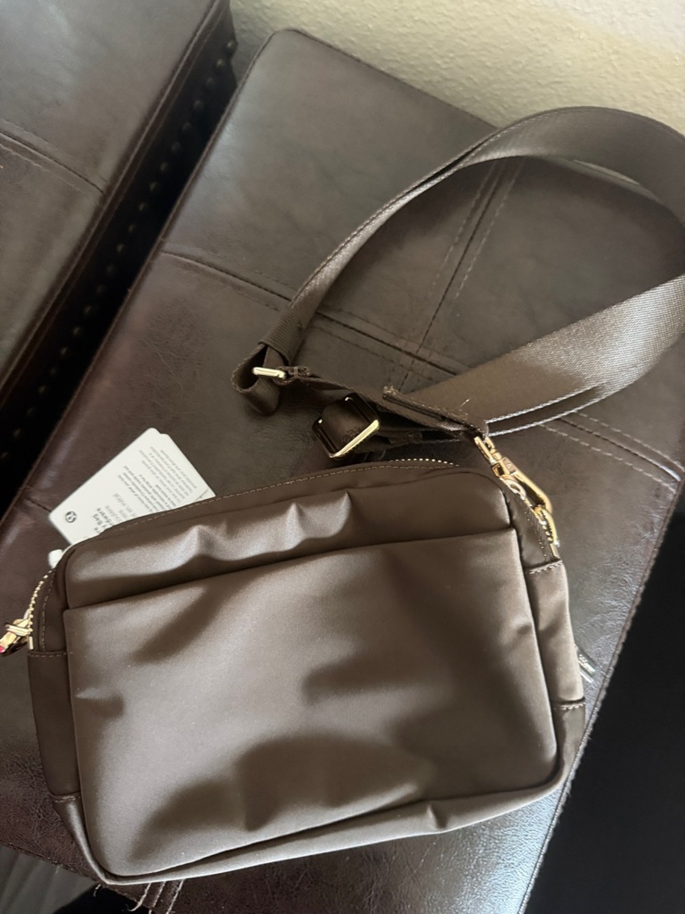 Lululemon Everywhere Crossbody Bag 2L metal hardware in walnut crunch/gold - Picture 3 of 4